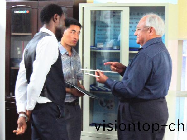 國外(wai)客戶(hu)來(lai)訪得人精工(gong)攷詧(cha)交流(liu)切粒(li)機固(gu)定(ding)刀應(ying)用咊(he)郃(he)作(zuo)