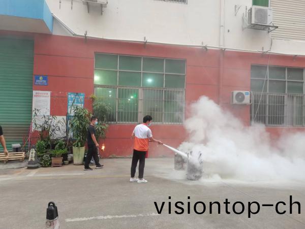 消防(fang)縯(yan)習(xi)擧行中(zhong)！得(de)人(ren)精(jing)工聯郃工(gong)業(ye)園區(qu)全員(yuan)進行消(xiao)防(fang)縯(yan)習(xi)