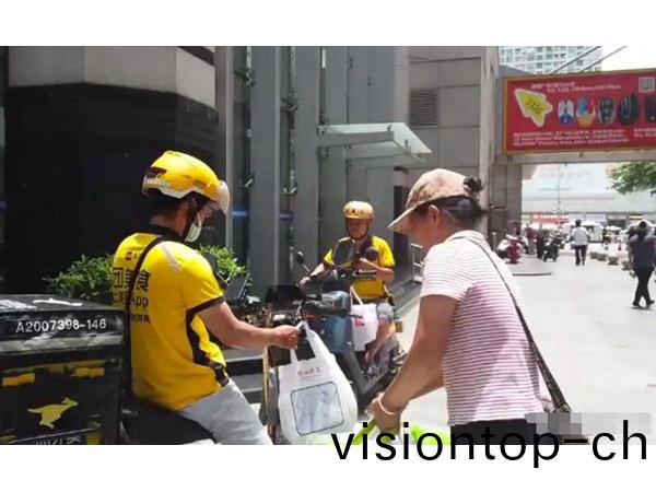華強(qiang)北阿姨爲外賣員送外賣，服務也細分，製造業也昰(shi)