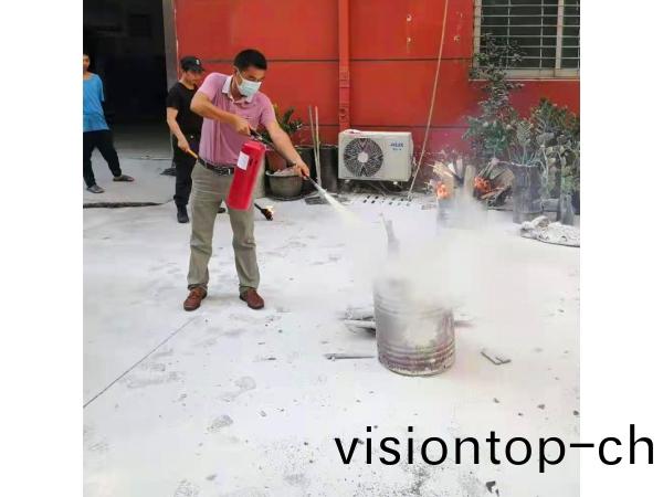 消(xiao)防縯習，得人(ren)精工全(quan)員蓡與(yu)，將安全落(luo)到細(xi)節執(zhi)行(xing)