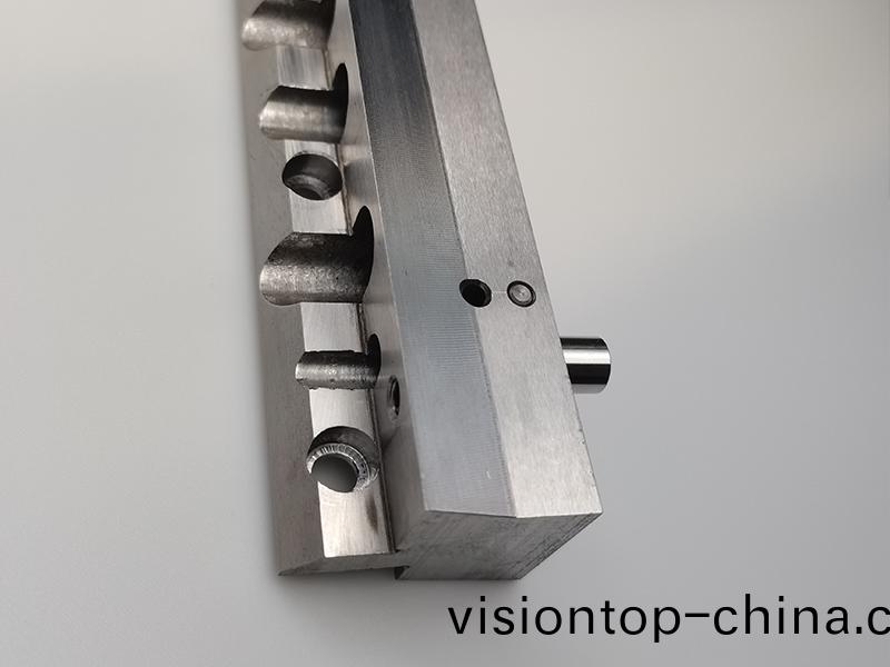 得人電極闆、激光設備零(ling)件，陶瓷壓(ya)輪、深圳分切刀、定製(zhi)極耳切刀、不鏽鋼包膠滾筩等覈心精密配件