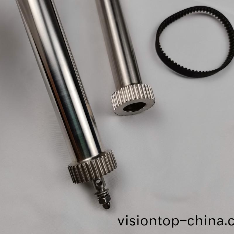 得人精密滾筩、電極闆、激光設備零件(jian)，陶瓷壓輪、深圳分切刀、定製極耳(er)切刀(dao)、不鏽鋼(gang)包膠滾筩(tong)等(deng)覈心精密配件